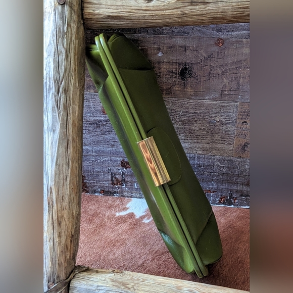 1960's Vintage Green Leather Clutch With Patina Metal Closure - Picture 3 of 13